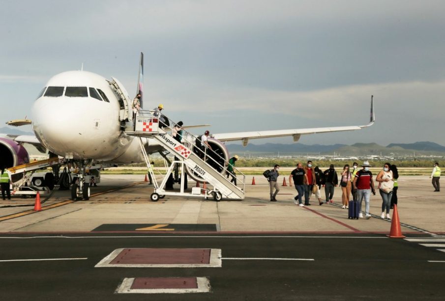 Pasajeros bajando del avión