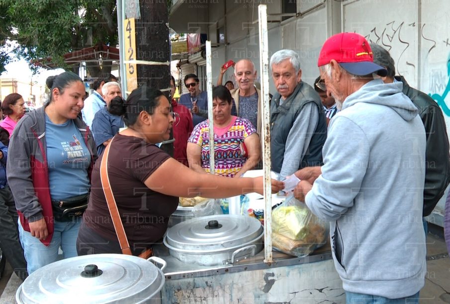 Personas haciendo fila para comprar tamales