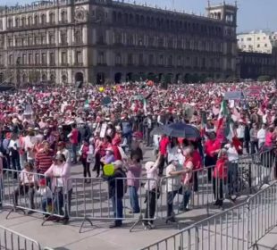 Población en Zócalo por Marcha de Nuestra Democracia