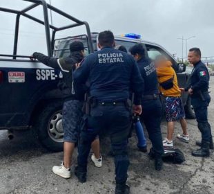 Policía estatal deteniendo a narcomenudistas