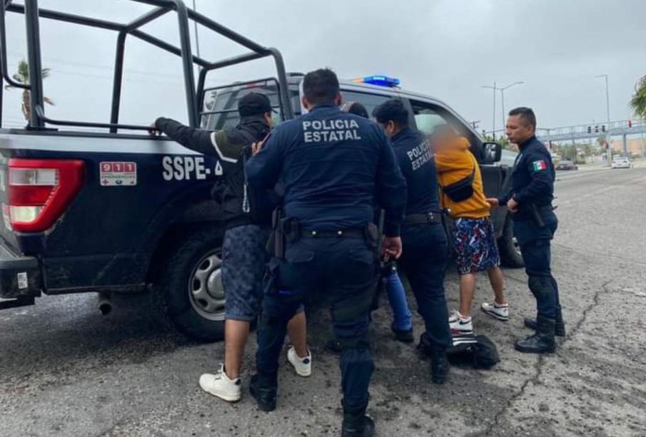 Policía estatal deteniendo a narcomenudistas