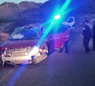 Policías atendiendo accidente automovilístico