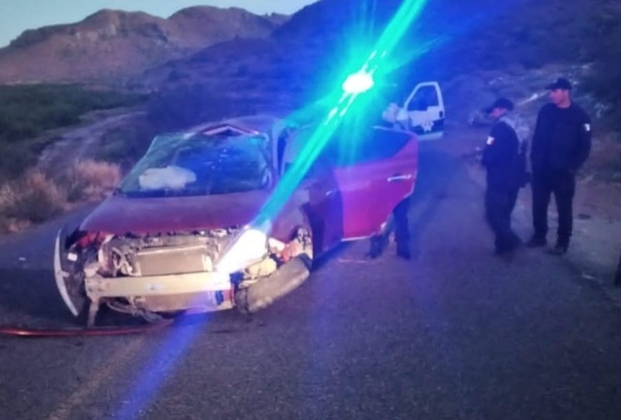 Policías atendiendo accidente automovilístico