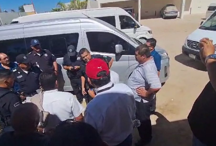 Policias atendiendo conflicto entre taxistas y transportadora turística