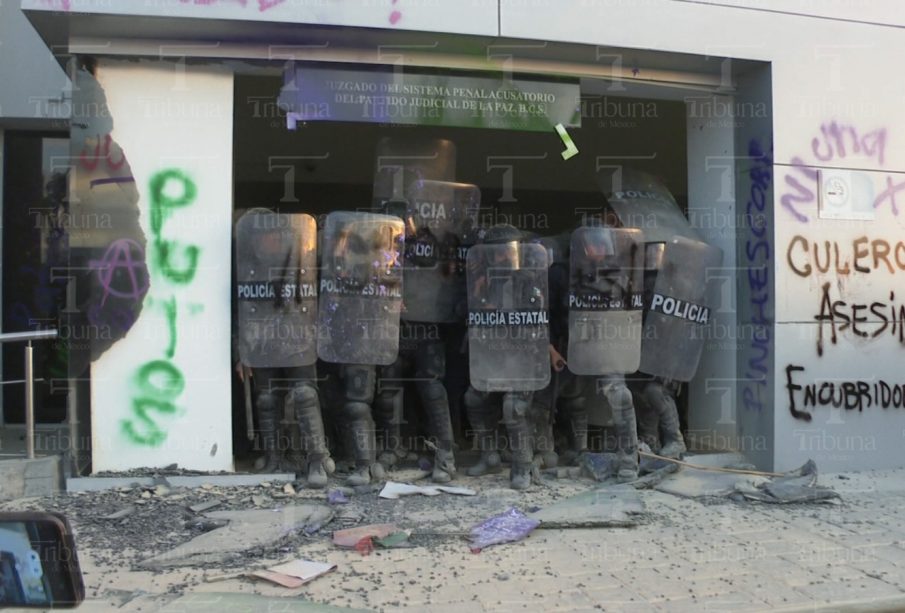 Policías cubriendo oficinas del gobierno en BCS