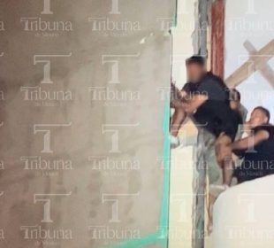 Policías evitando suicidio de hombre en La Paz