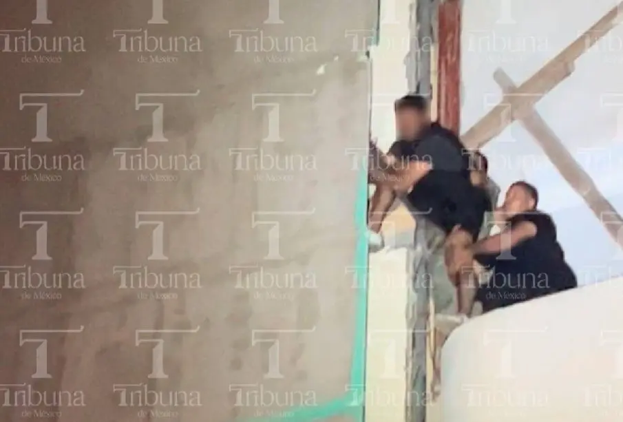 Policías evitando suicidio de hombre en La Paz