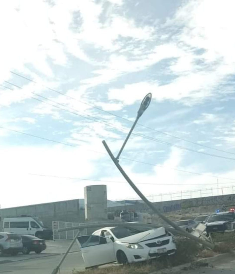 Poste caido sobre carro por accidente