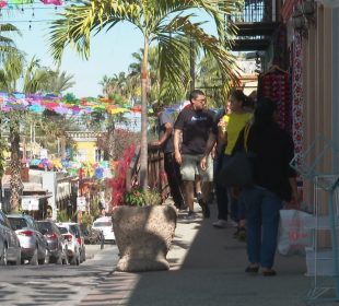 Turistas caminando en el centro de San José del Cabo