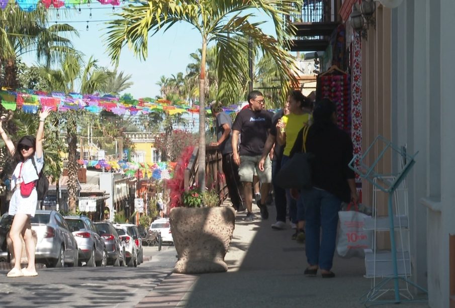 Turistas caminando en el centro de San José del Cabo