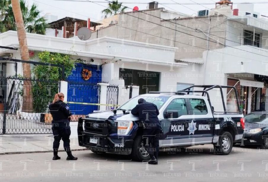 Unidad de la policía municipal afuera de casa