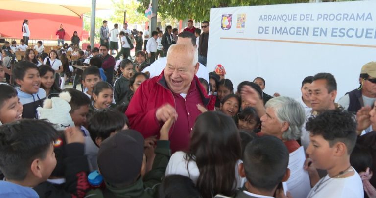 Victor Castro con alumnos en arranque de programa