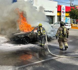 Automóvil se incendia en la colonia Centro, La Paz.