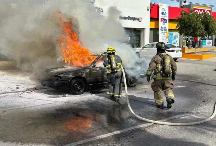 Automóvil se incendia en la colonia Centro, La Paz.