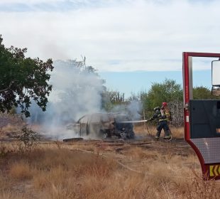 Vehículo se incendia en Calafia, La Paz.