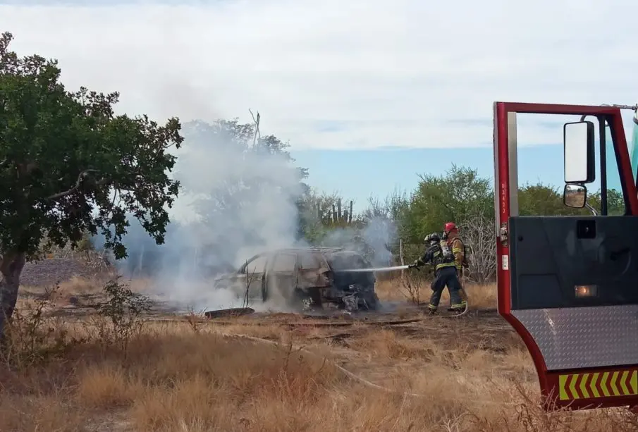 Vehículo se incendia en Calafia, La Paz.