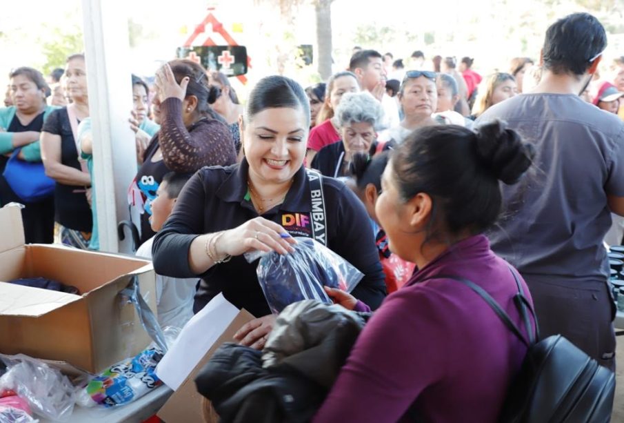 Dif La Paz entrega apoyos a familias de La Paz