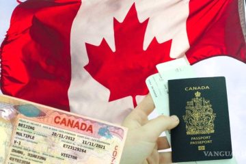 Visa canadiense tomada por una mano, al fondo, la bandera de Canadá