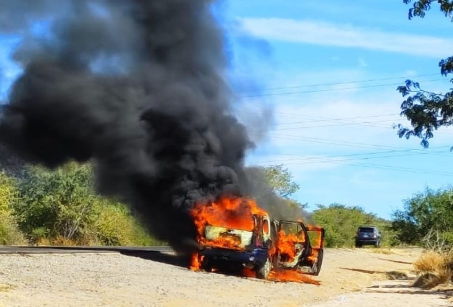 Camioneta se incendia en carretera a Los Planes