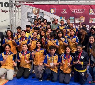 equipo cabeño de karate con medallas obtenidas en Estatales CONADE