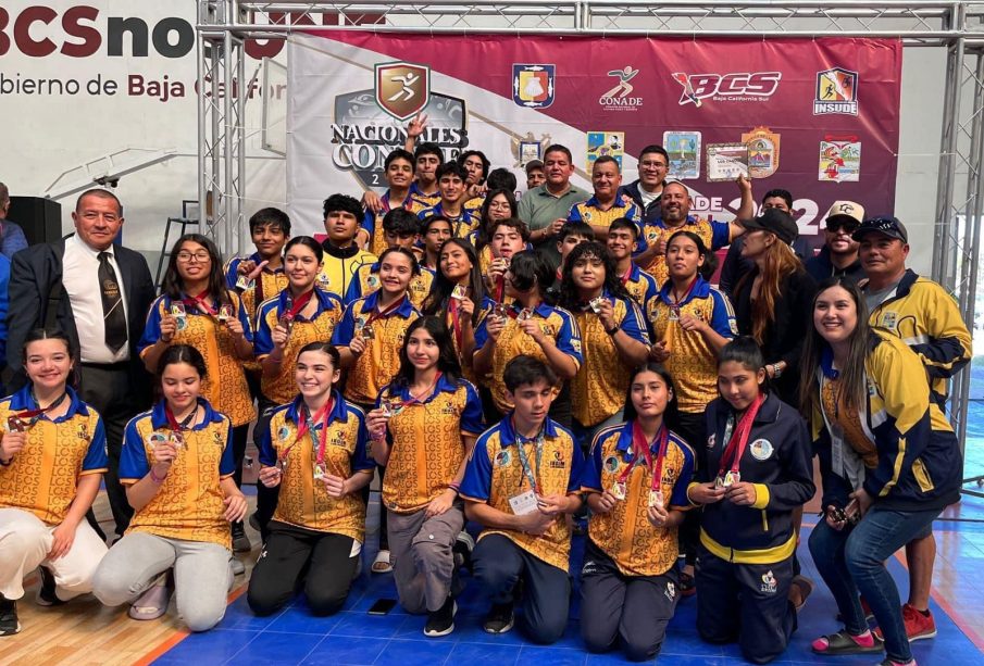 equipo cabeño de karate con medallas obtenidas en Estatales CONADE