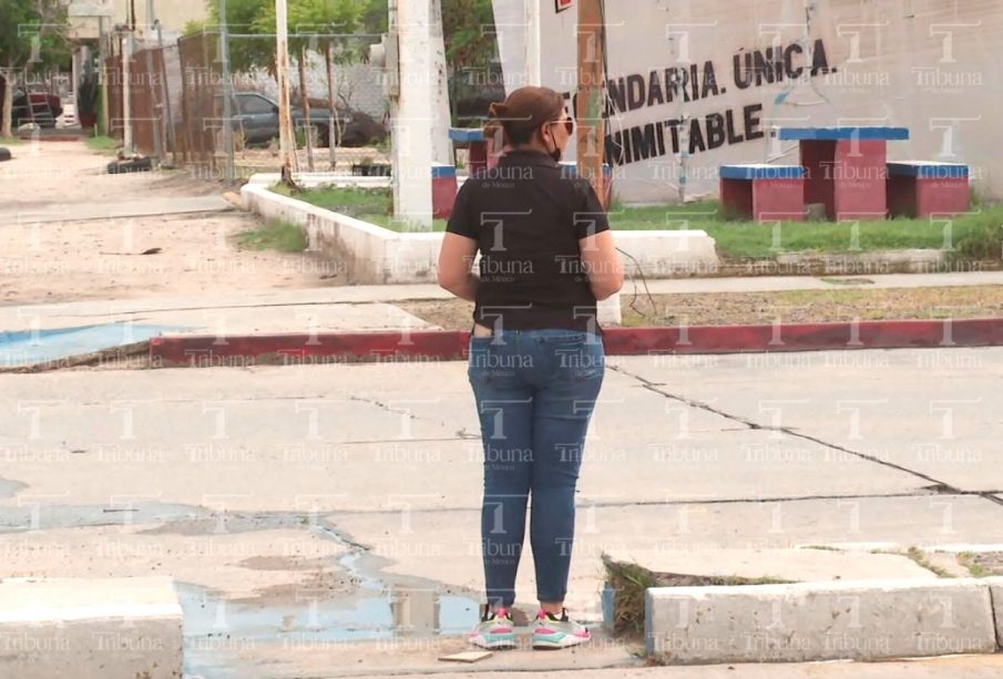 Mujer camina en las calles de Baja California Sur