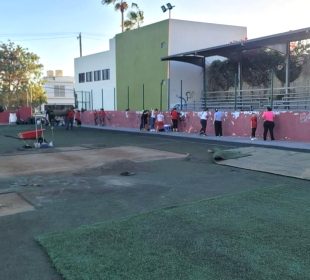 Cancha deportiva es limpiada