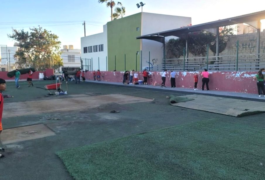 Cancha deportiva es limpiada