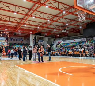 Mujeres juegan baloncesto en La Paz