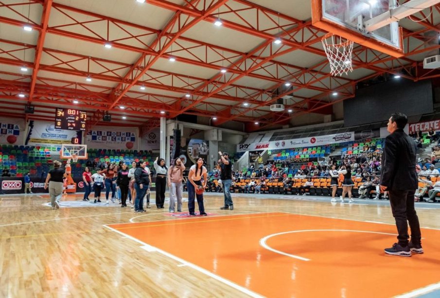 Mujeres juegan baloncesto en La Paz