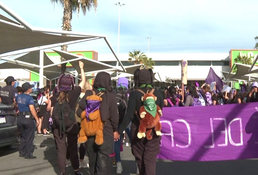 Feministas marchan por el Día de la Mujer