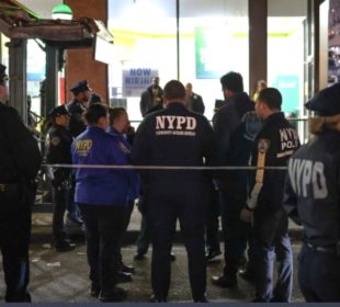 Policías de EEUU atienden tiroteo en el metro de NY