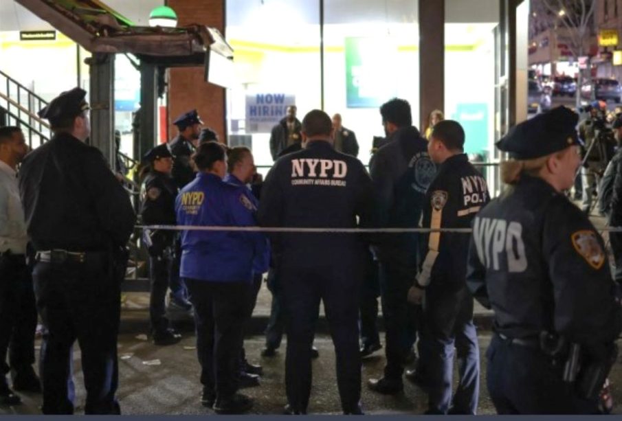 Policías de EEUU atienden tiroteo en el metro de NY