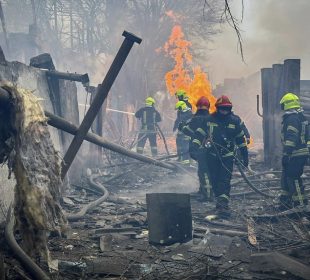 Bomberos atendiendo incendio por ataque ruso