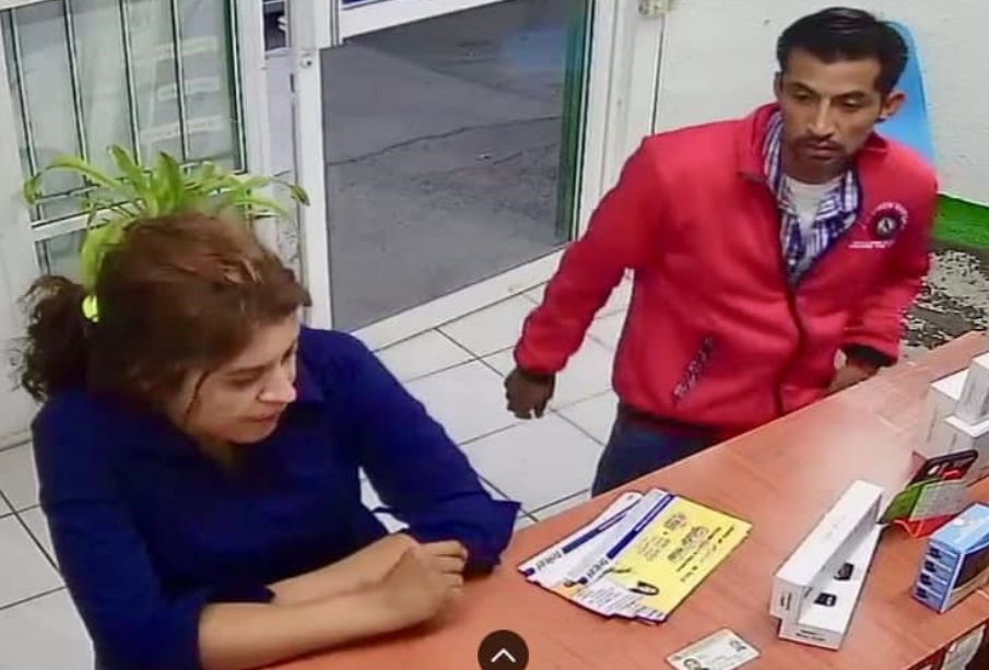 (VIDEO) Captan a pareja de ladrones robando accesorios para celular en La Paz