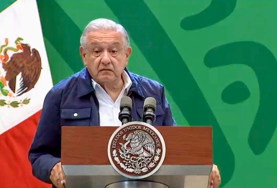 AMLO dando mañanera en La Paz