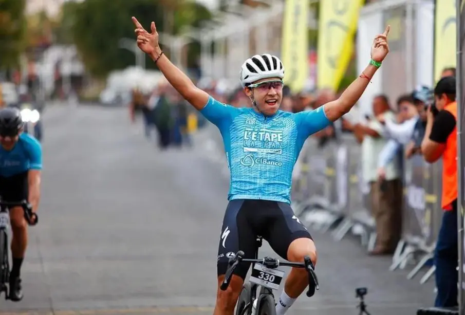 Alejandro Madueño celebrando tras carrera