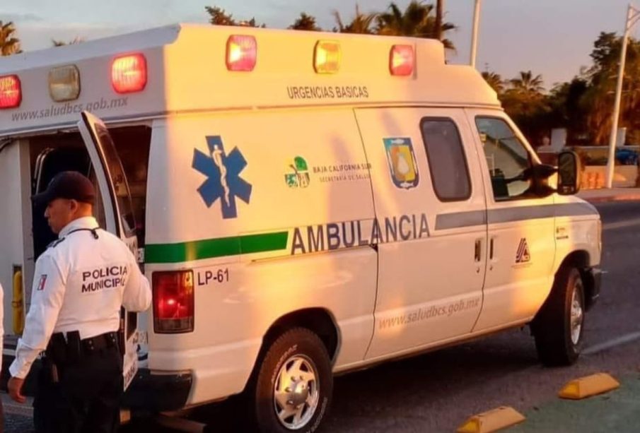 Ambulancia en parque de El Molinito
