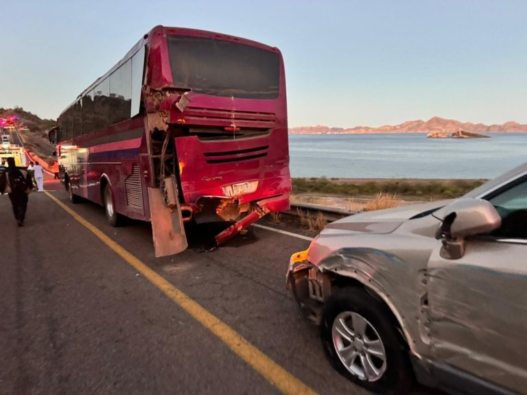 Autobus y carros involucrados en accidente