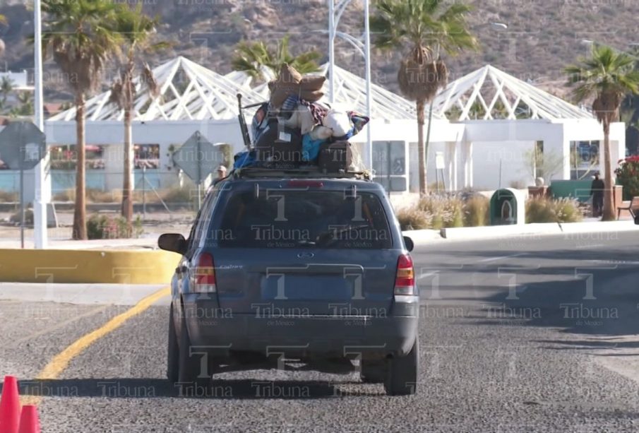 Automóvil con maletas en el techo