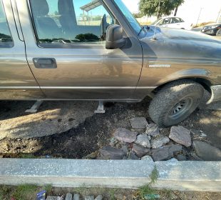 Bache frente al Teatro de la Ciudad