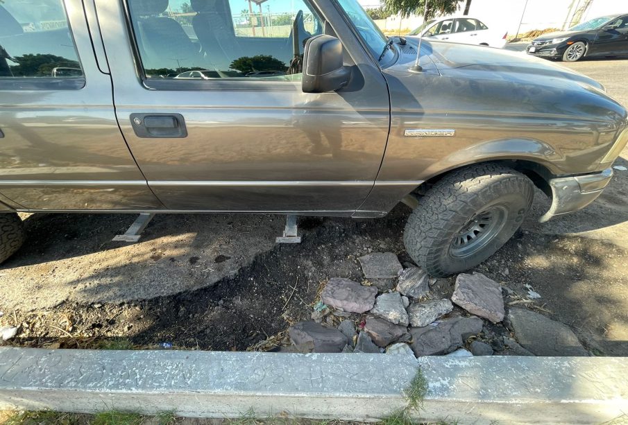 Bache frente al Teatro de la Ciudad