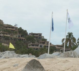 Banderas en playa de Los Cabos