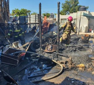 Bomberos apagando incendio