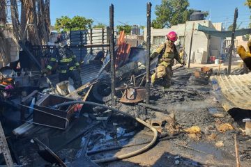 Bomberos apagando incendio