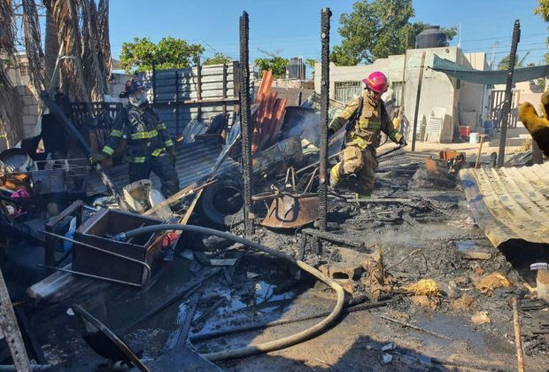 Bomberos apagando incendio