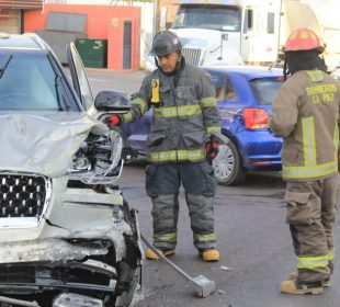 Bomberos atendiendo reporte de choque