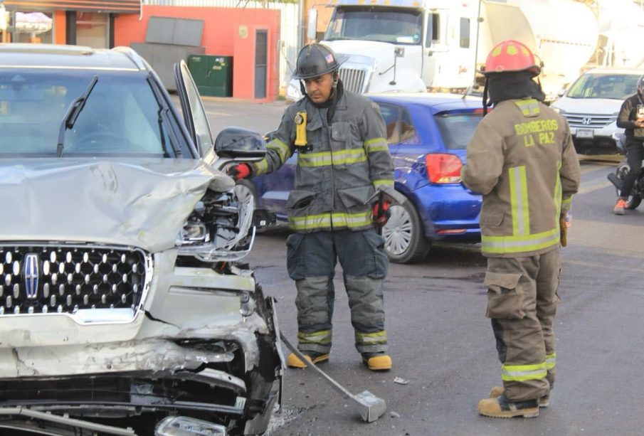 Bomberos atendiendo reporte de choque