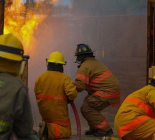 Bomberos de SJC sofocando incendio