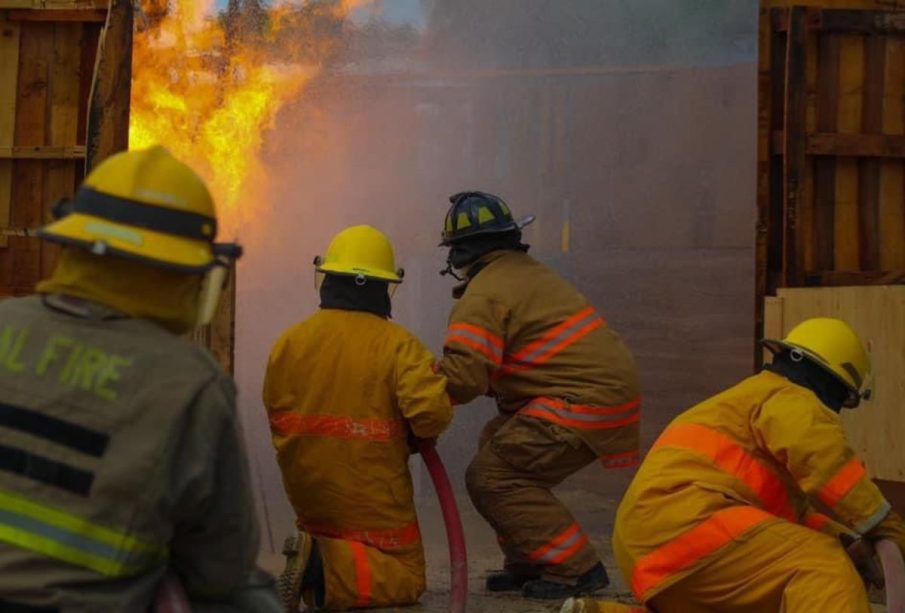 Bomberos de SJC sofocando incendio